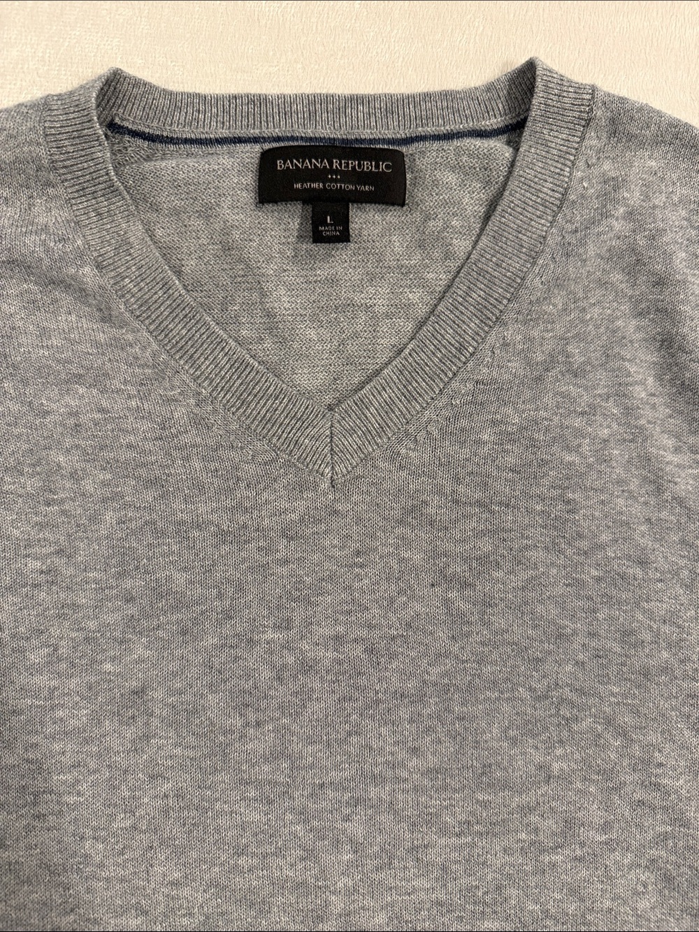 Banana Republic Light Gray V-Neck Sweater with accent seams stitching LARGE